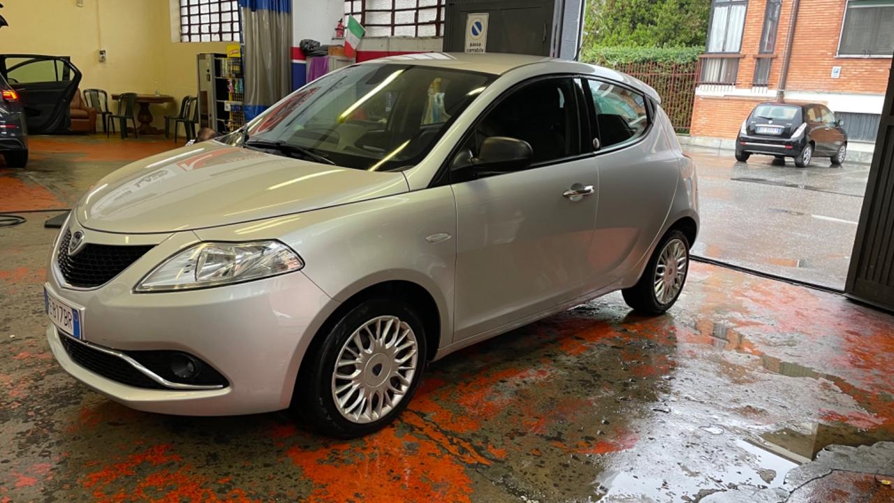 Lancia Ypsilon 1.2 69 CV 5 porte GPL Ecochic Silver