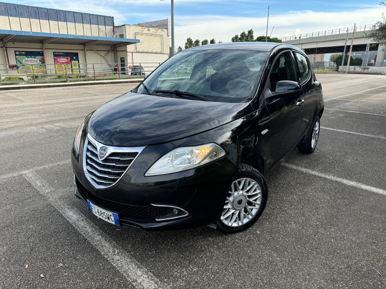 Lancia Ypsilon 0.9 TwinAir 85 CV 5 porte Metano Ecochic Silver