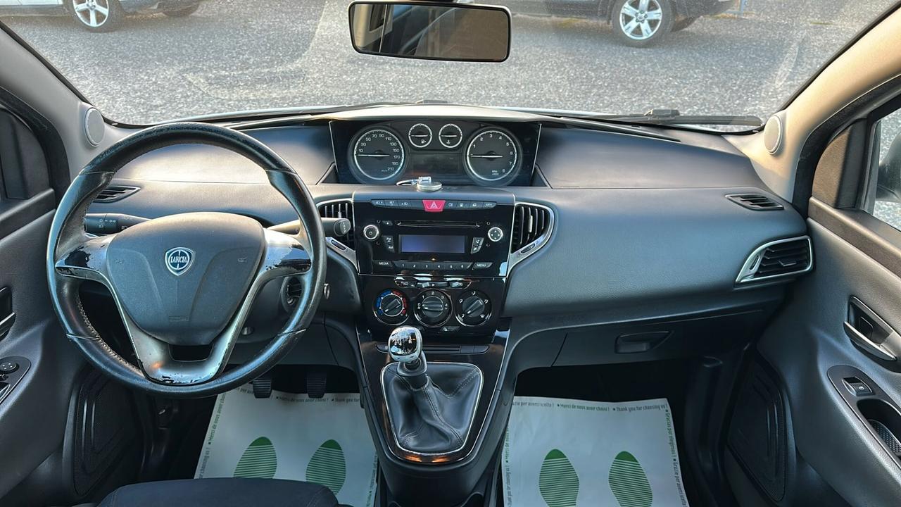 Lancia Ypsilon 0.9 TwinAir 85 CV 5 porte Metano Ecochic Silver