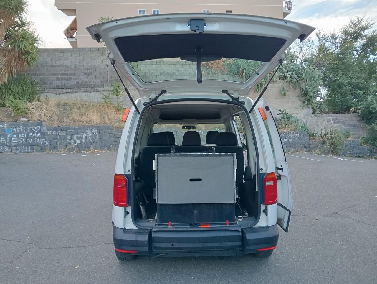 Volkswagen Caddy Pianale ribassato con rampa disabili in carrozzina