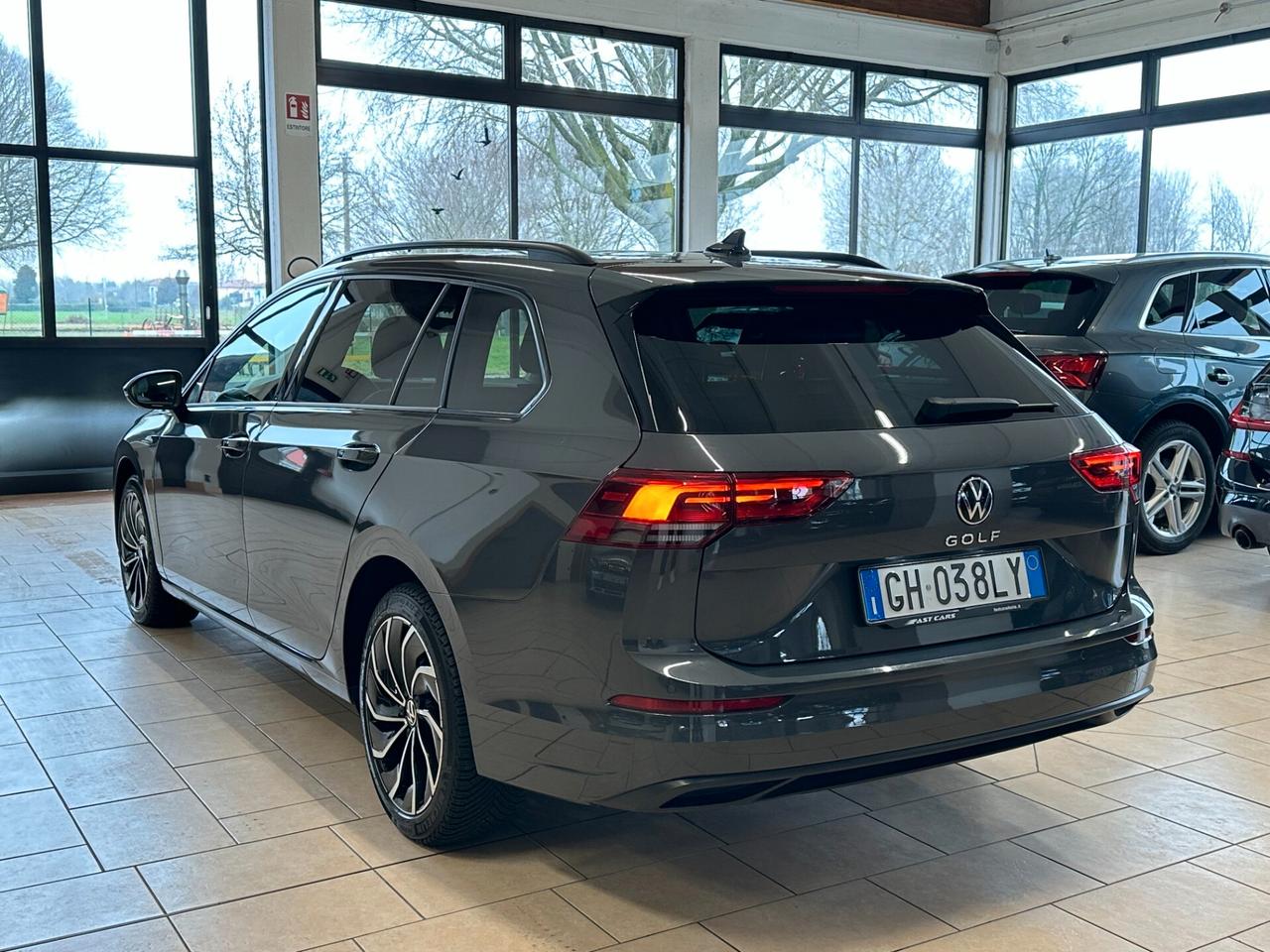 Volkswagen Golf Variant 2.0 tdi LIFE 115cv dsg LUCI AMB*CARPLAY*LED