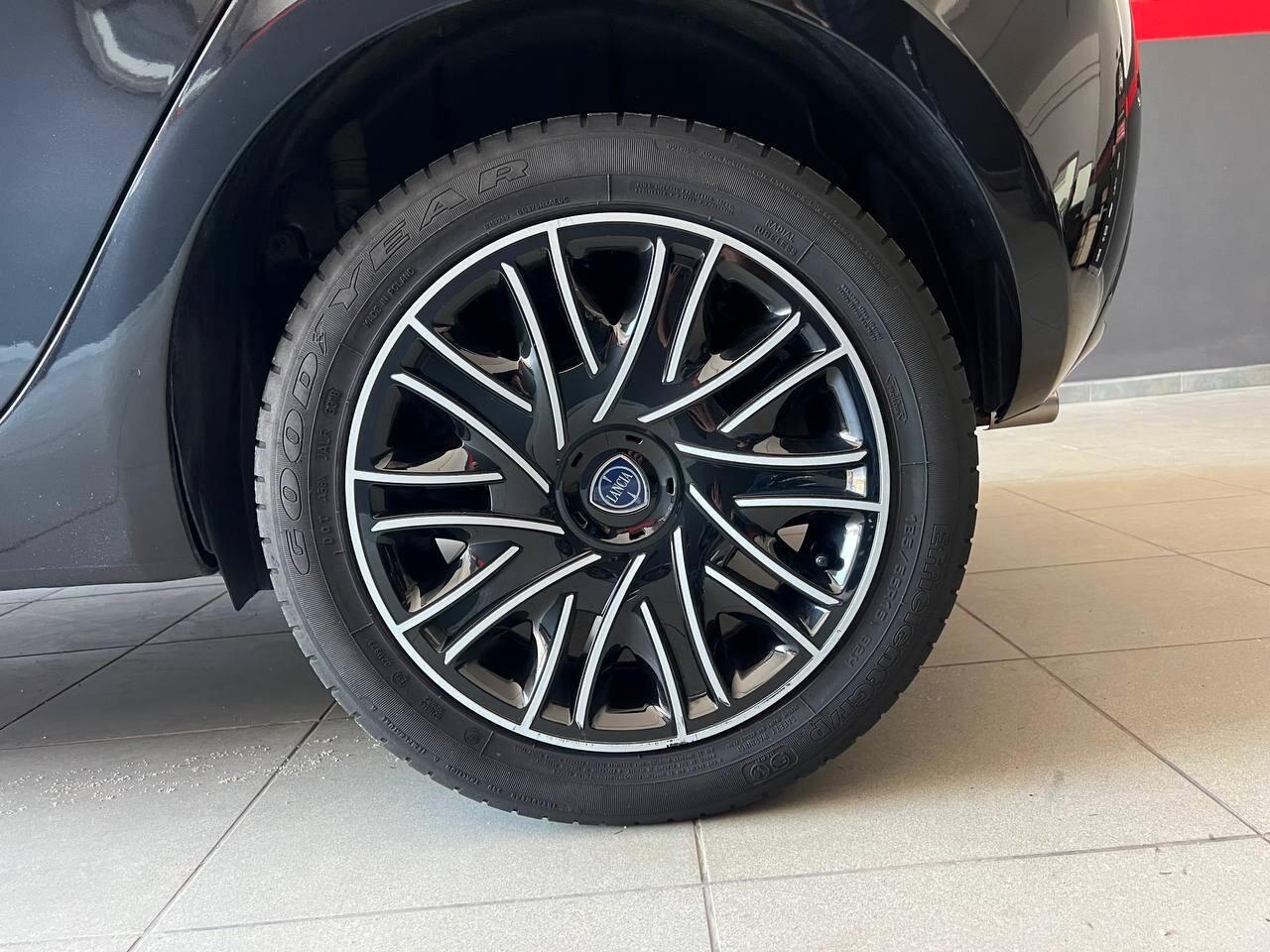 Lancia Ypsilon 1.2 69 CV 5 porte Mya