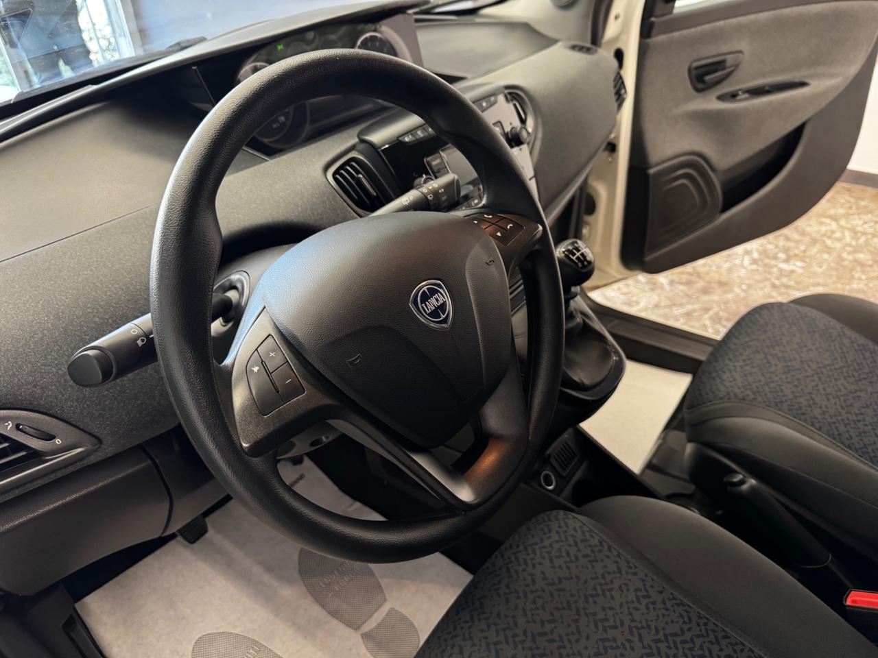 Lancia Ypsilon 1.0 FireFly 5 porte S&S Hybrid Ecochic Silver