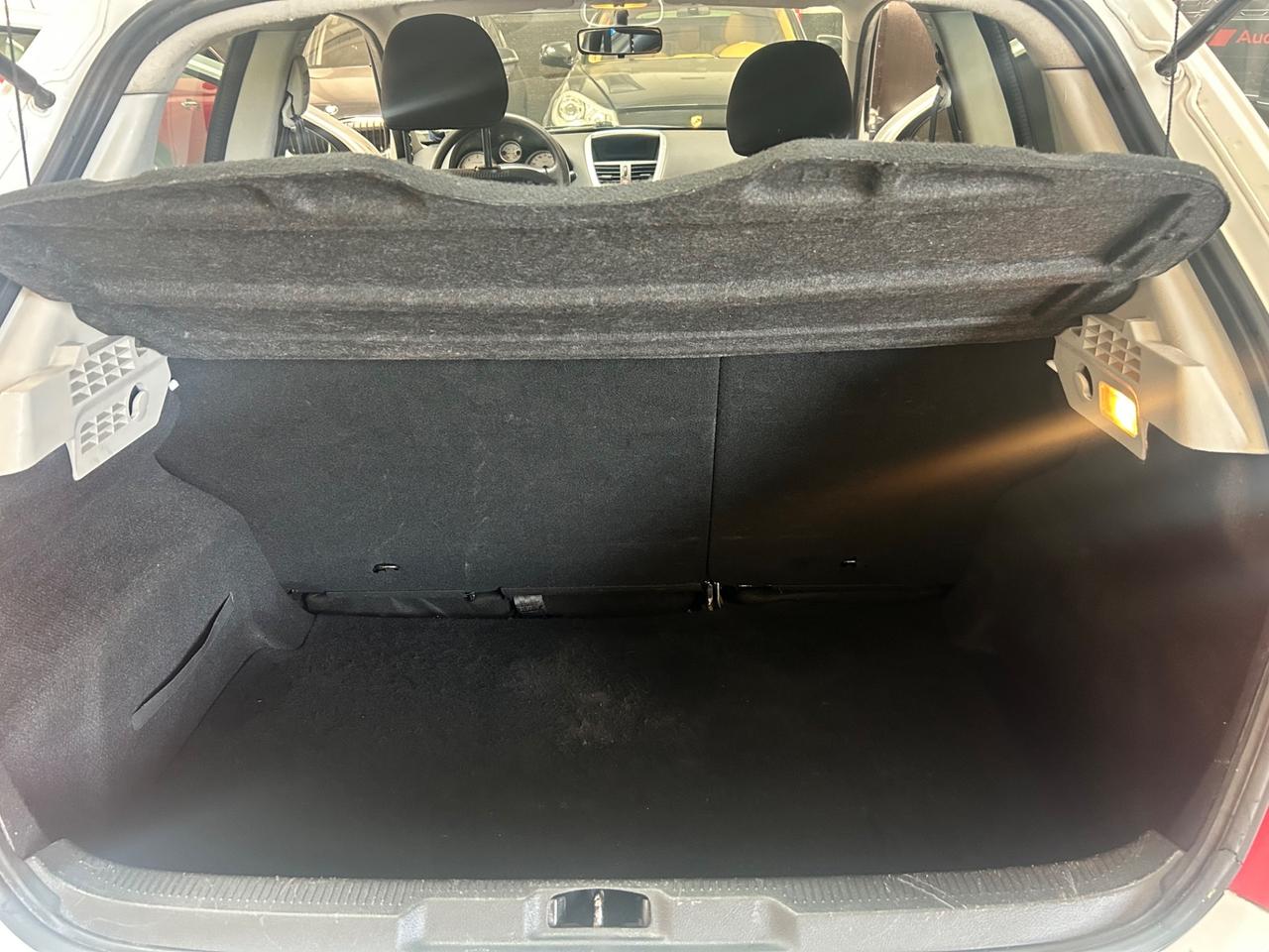Peugeot 207 1400 hdi 60 cv neopatentati