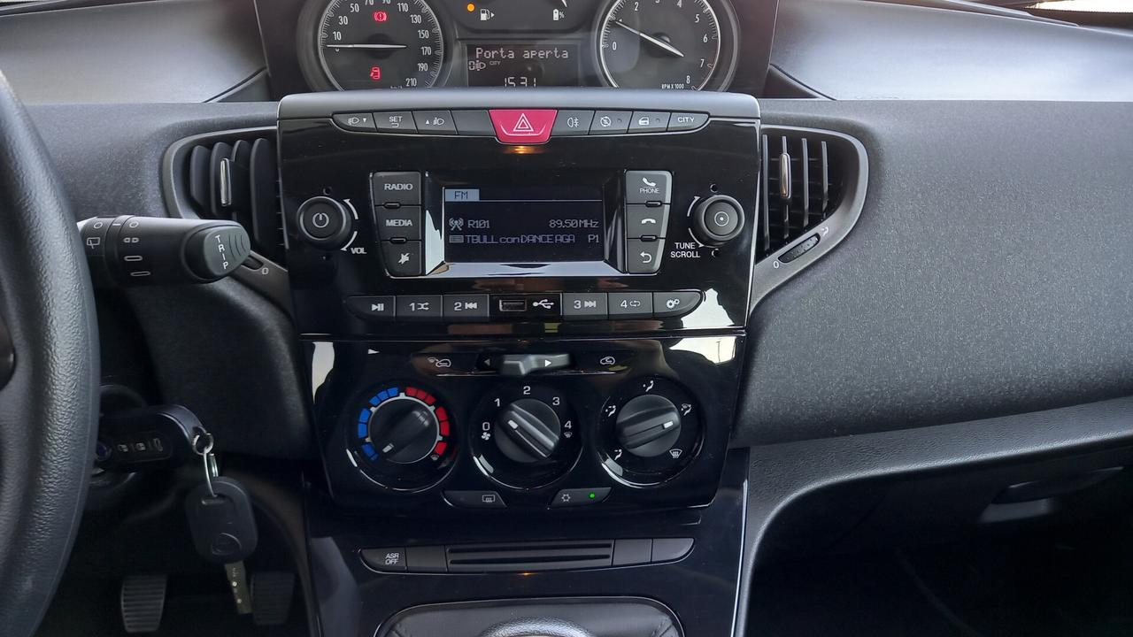 Lancia Ypsilon 1.0 FireFly 5 porte S&S Hybrid Silver