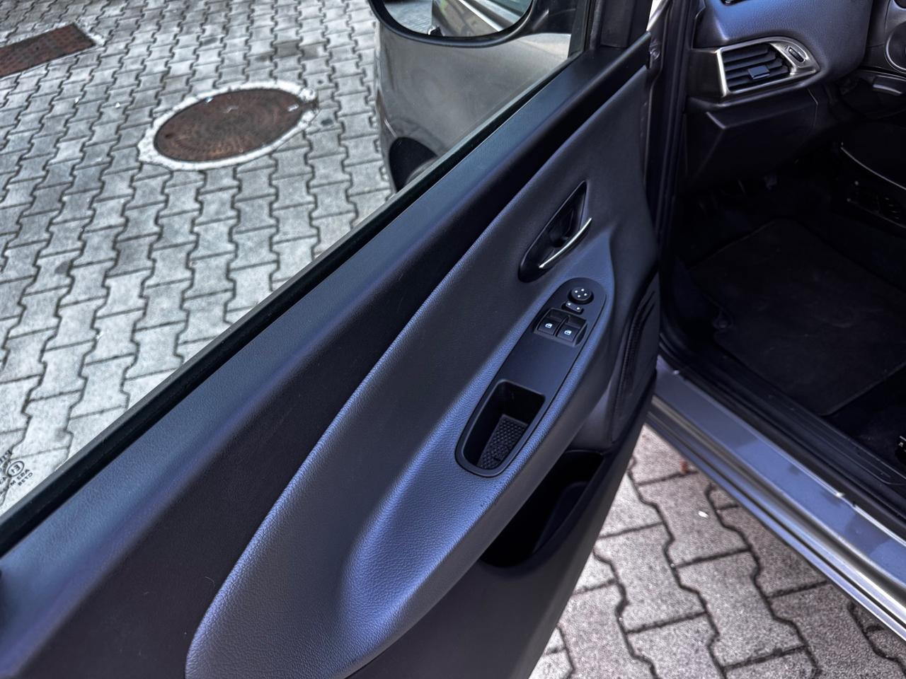 Lancia Ypsilon 1.2 69 CV 5 porte Platinum neopatentati