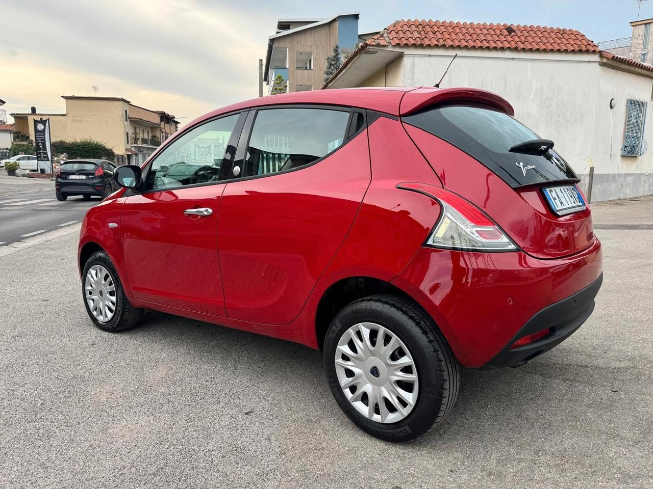 Lancia Ypsilon 0.9 TwinAir 85 CV 5 porte Metano Ecochic Silver