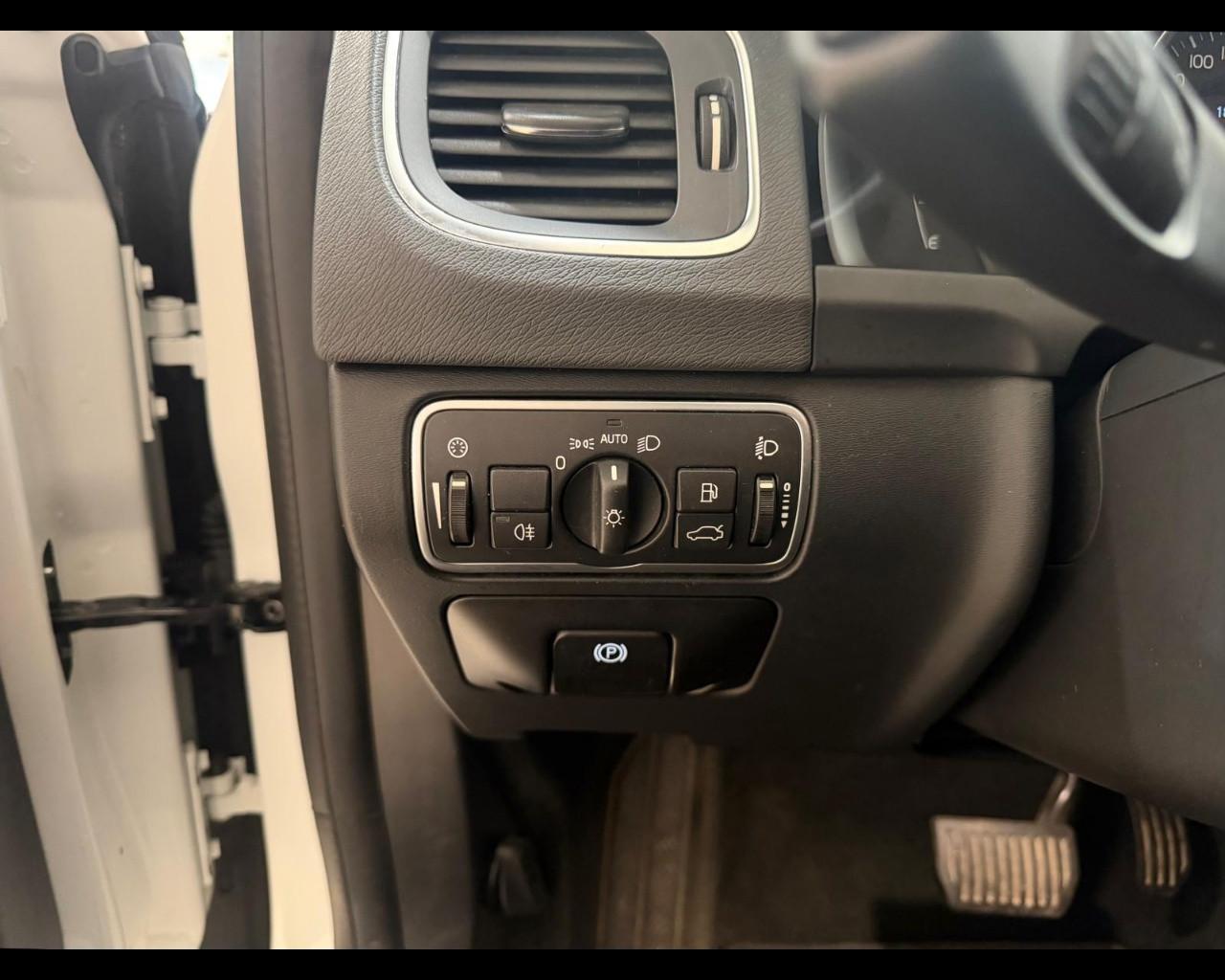 VOLVO V60 CC (2015-2018) - V60 Cross Country D3 Geartronic Business