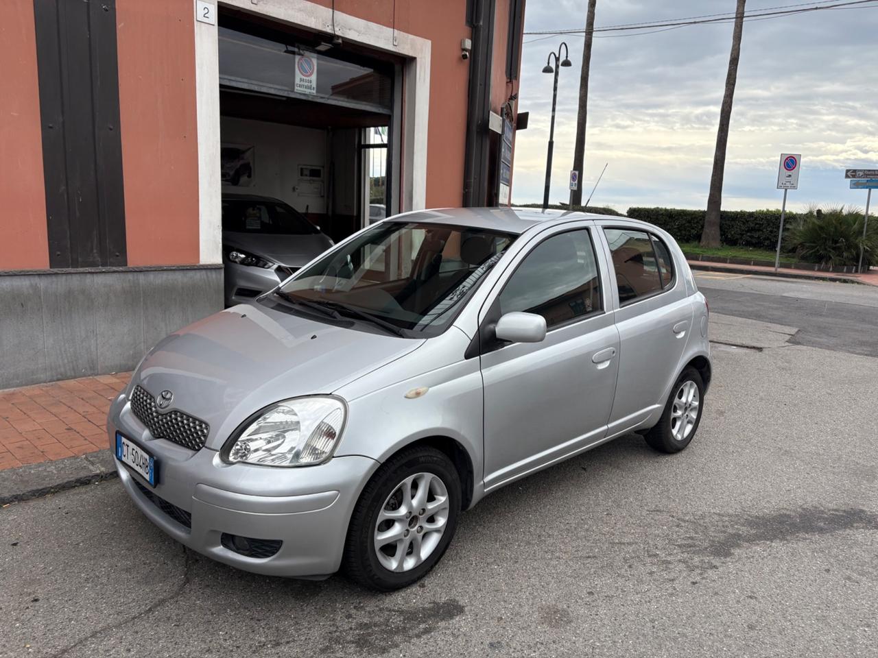 Toyota Yaris 1.3i 16V cat 5 porte Sol
