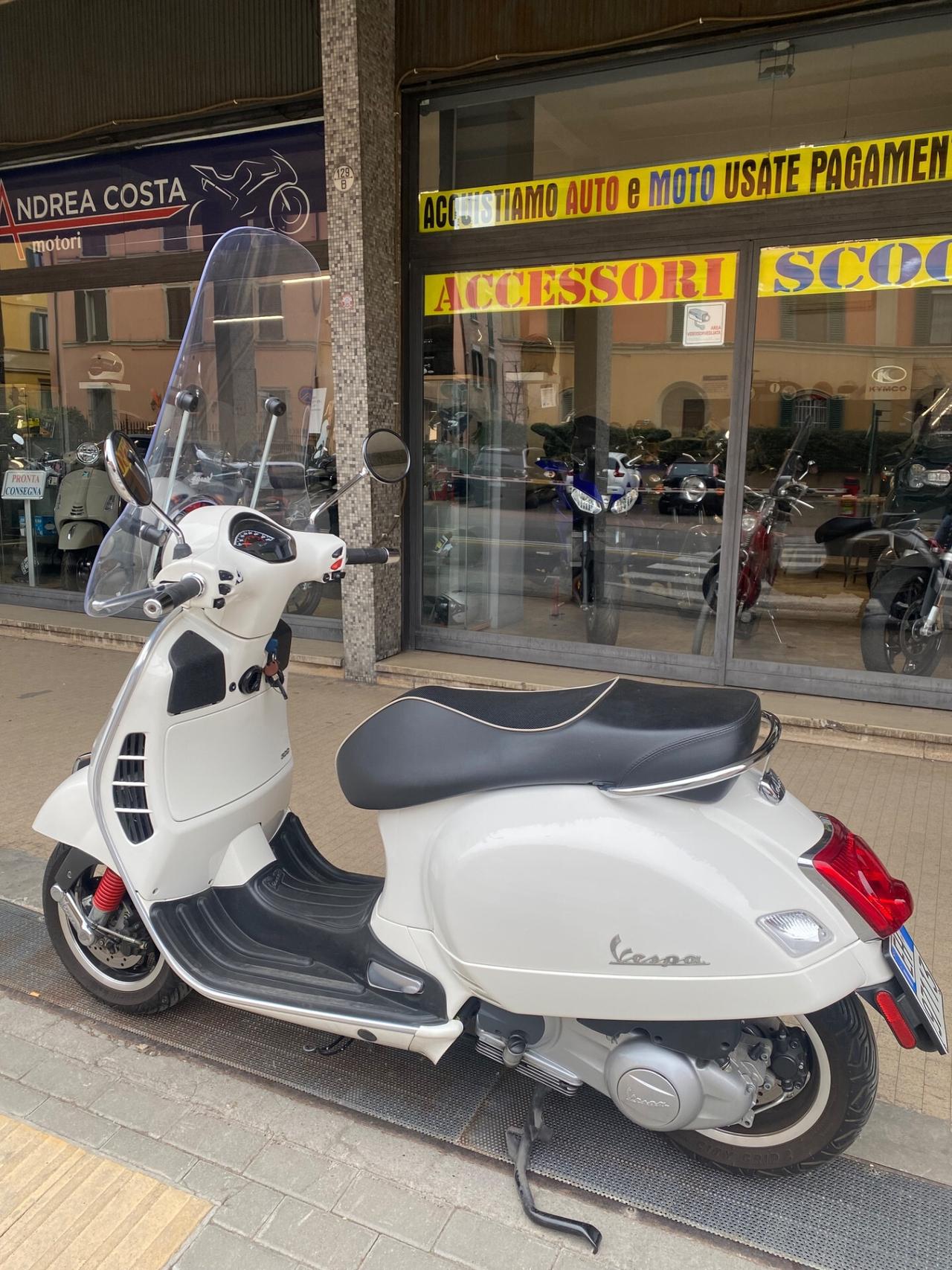 Piaggio Vespa 300 GTS anno 2017 km 11000 COME NUOVA!