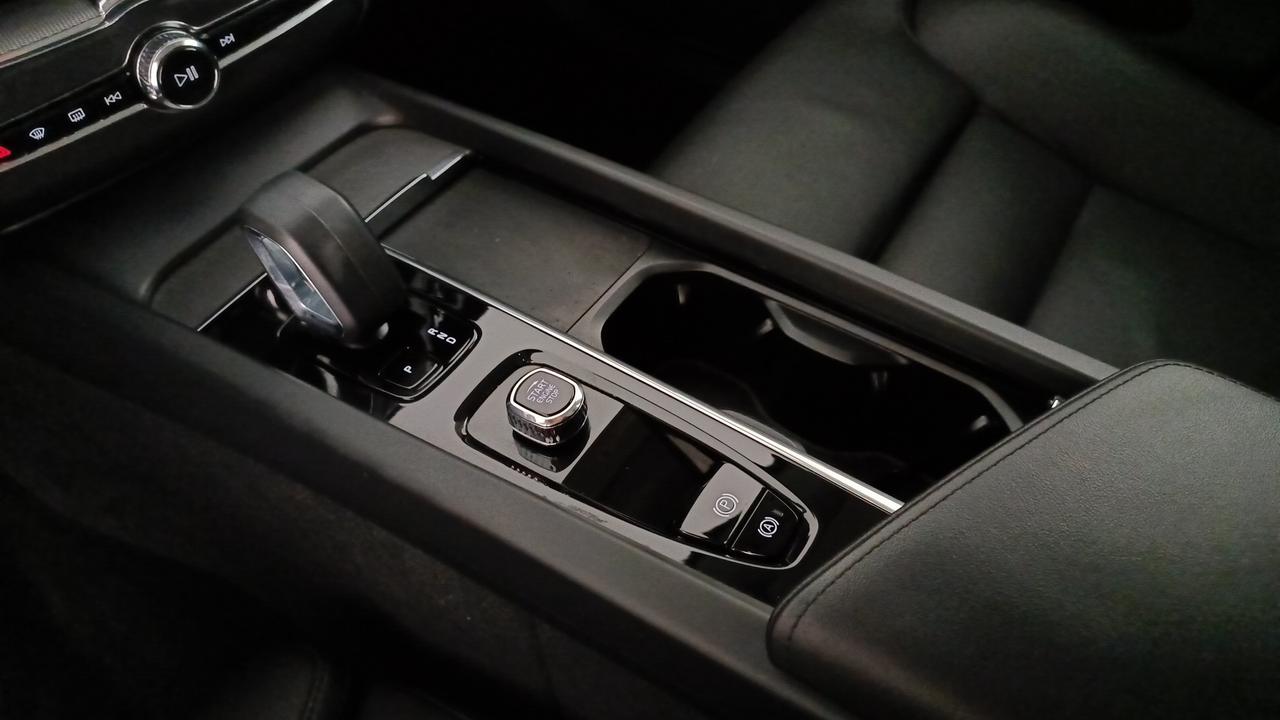 VOLVO XC60 2.0 b4 Plus Bright auto