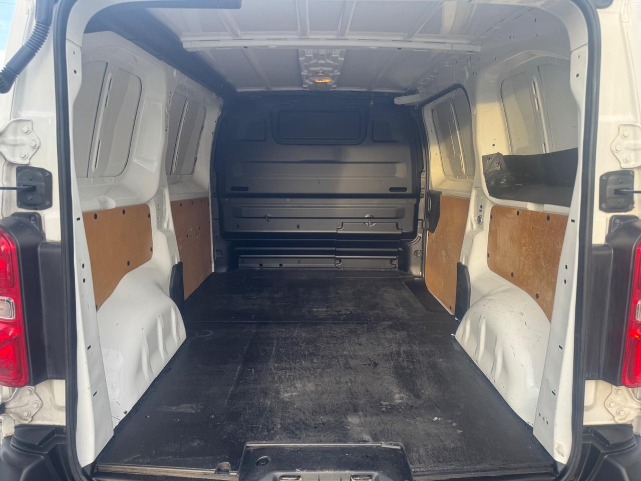 Peugeot Expert BlueHDI Passo medio con porta laterale