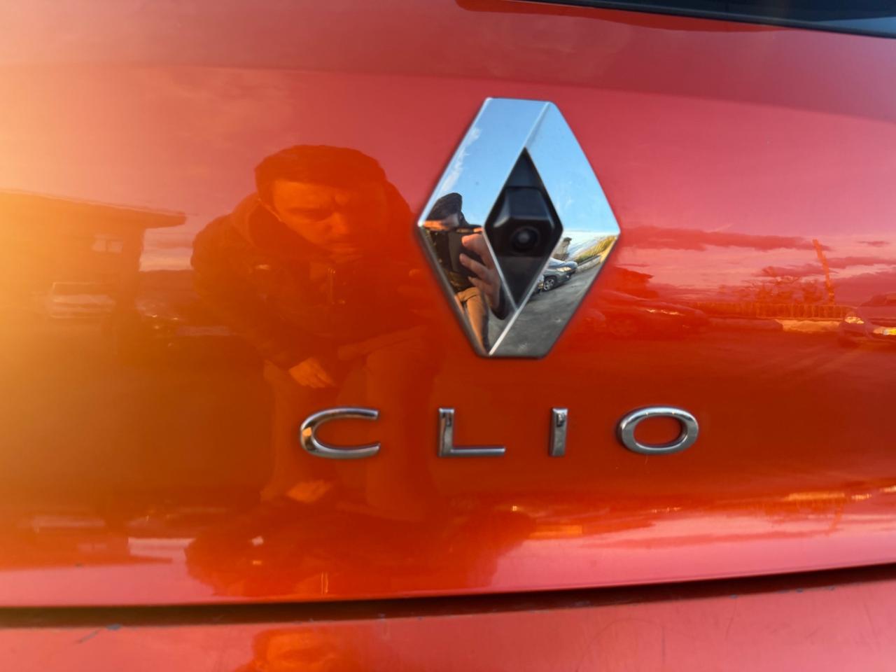 Renault Clio dCi 8V 90 CV EDC 5 porte Moschino Intens