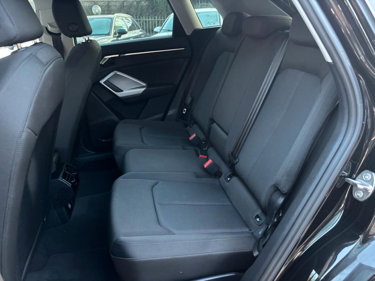 Audi Q3 35 TDI quattro S tronic line edition MY 22 KM 98.000 -BLACK