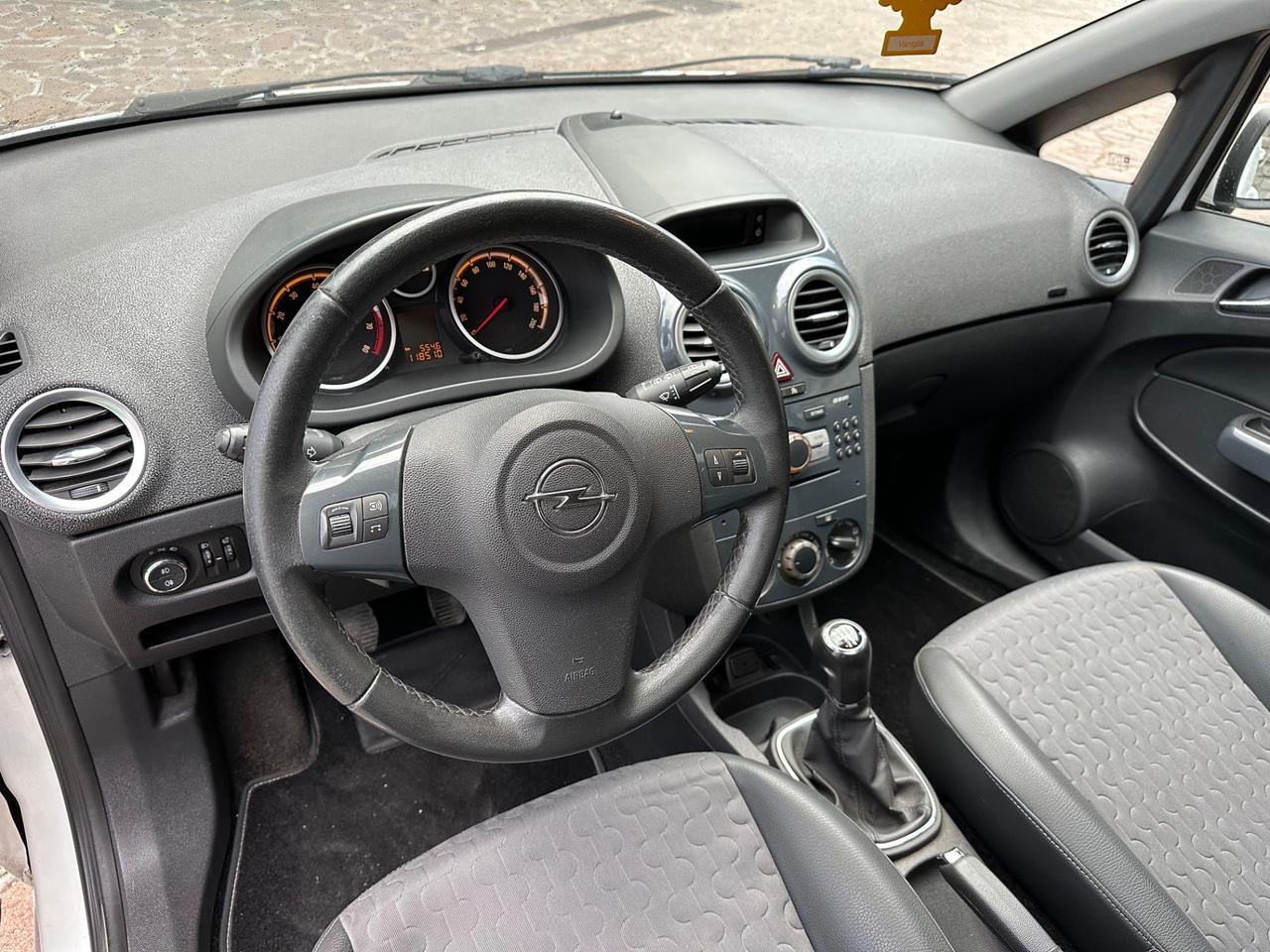 Opel Corsa 1.2 5 porte Cosmo NEOPATENTATI