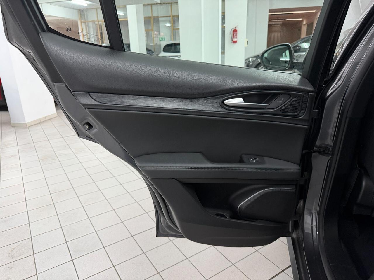 Alfa Romeo Stelvio 2.2 TD 160 CV SUPER BUSINESS NAVI RETROCAMERA SENSORI ANTERIORI E POSTERIORI PERFETTA UNIPRO'