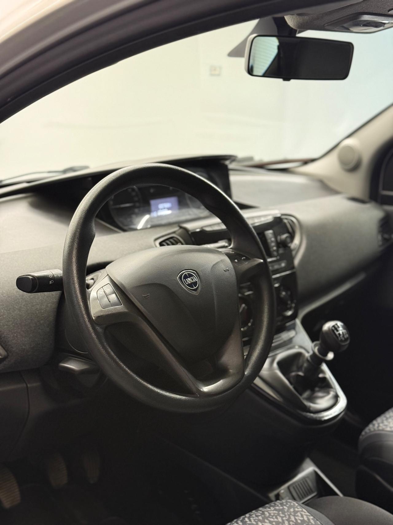 Lancia Ypsilon 1.0 FireFly 5 porte S&S Hybrid Ecochic Silver