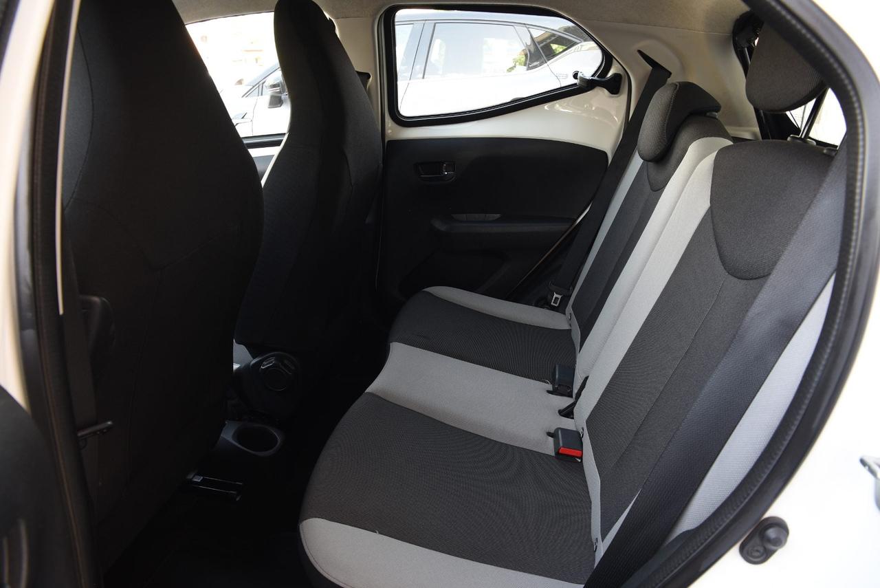 Toyota Aygo 1.0 x-play m-mt 51 Kw 69 cv