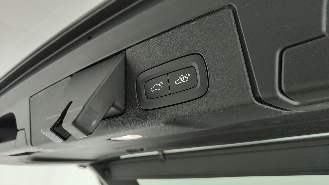 VOLVO XC60 2.0 b5 Plus Dark awd auto