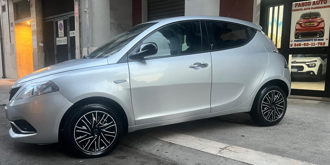 Lancia Ypsilon 1.2 69 CV 5 porte Silver