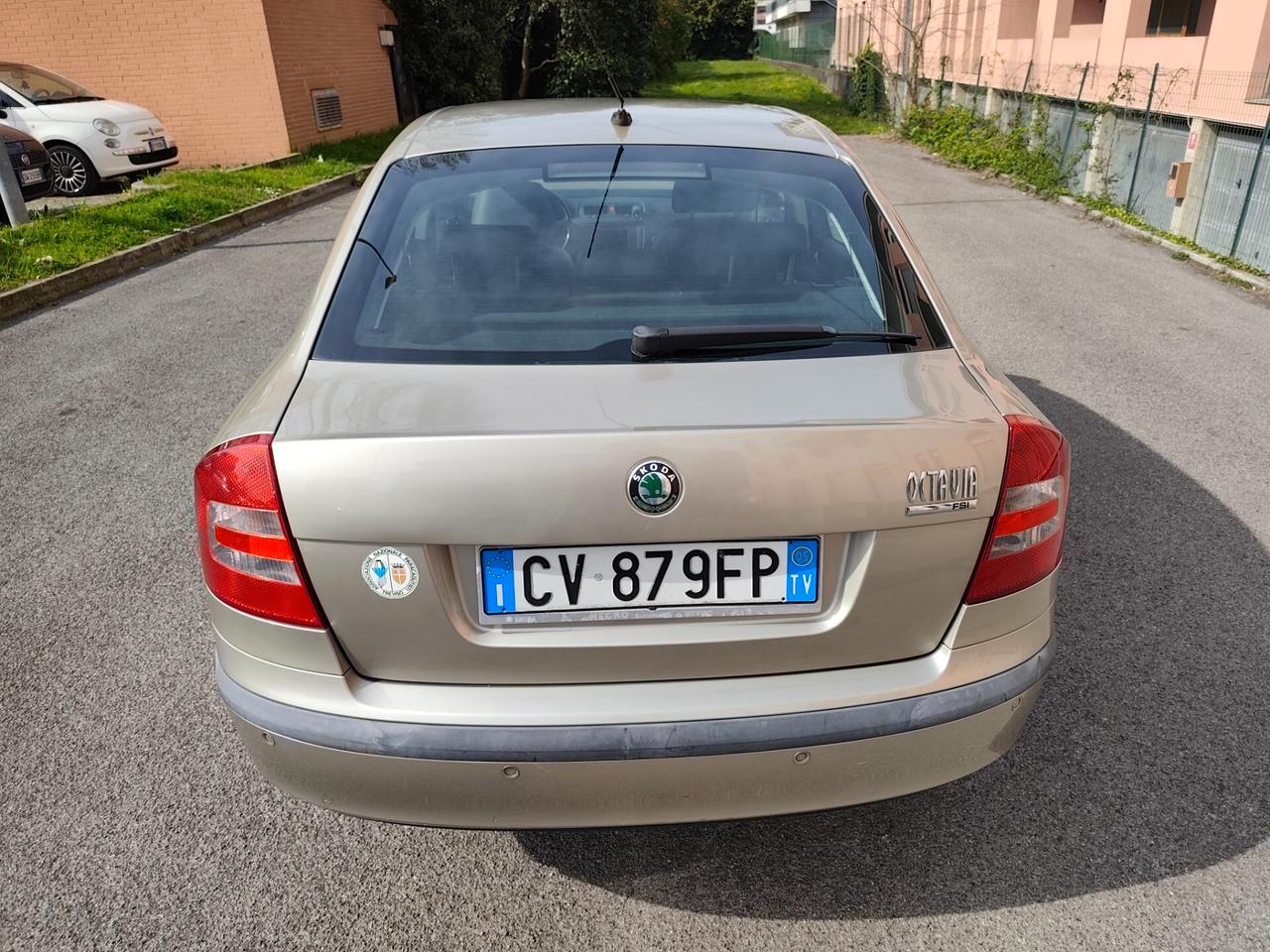 Skoda Octavia 1.6 Benz berlina Elegance