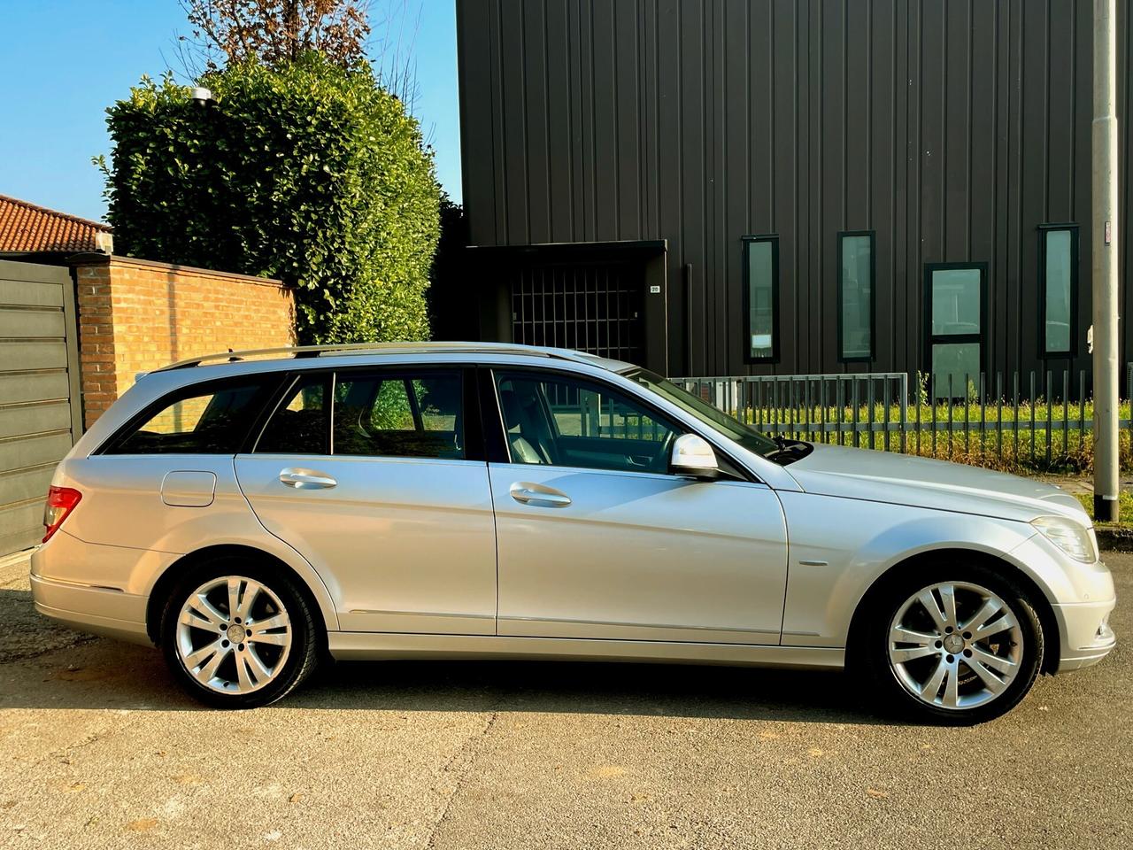 MERCEDES C220d aut.-AVANTGARDE-Pelle.Navi-FULL