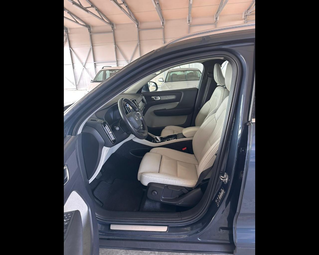 VOLVO XC40 (2017-->) - XC40 D3 AWD Geartronic Momentum