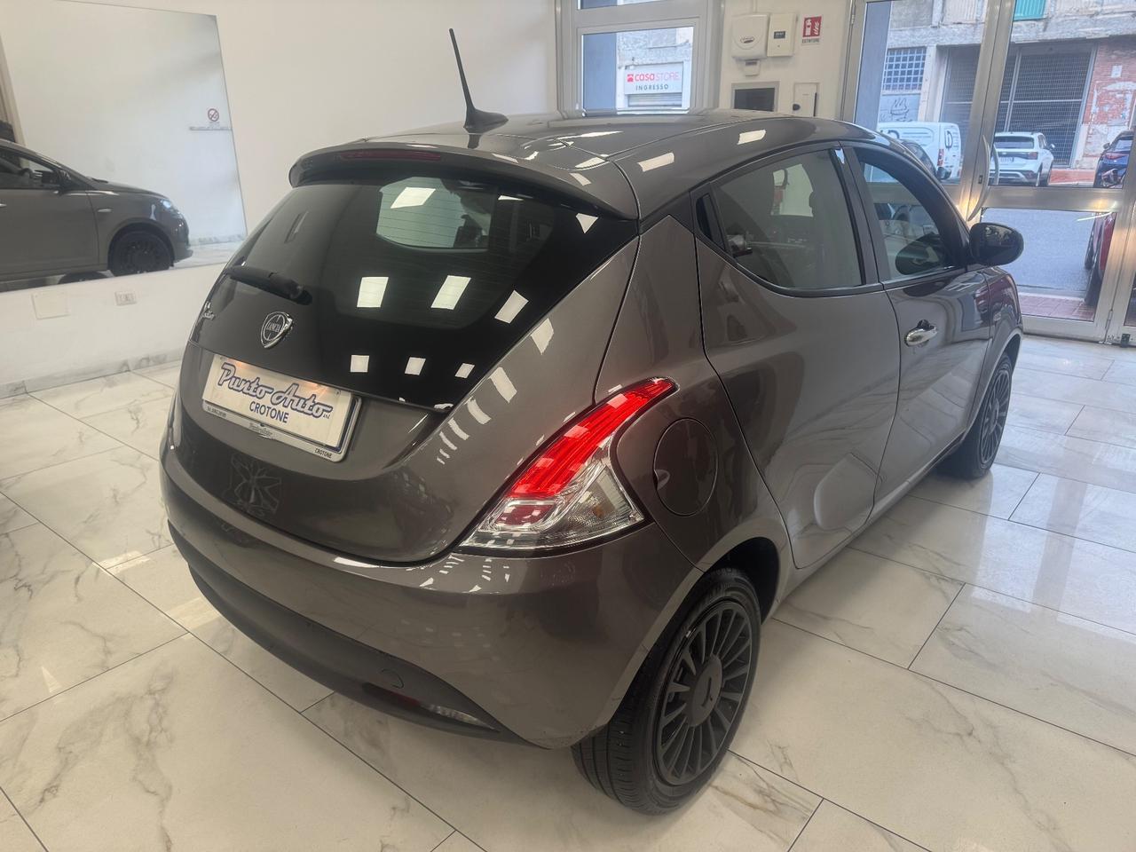 Lancia Ypsilon 1.0 FireFly 5 porte S&S Hybrid Silver