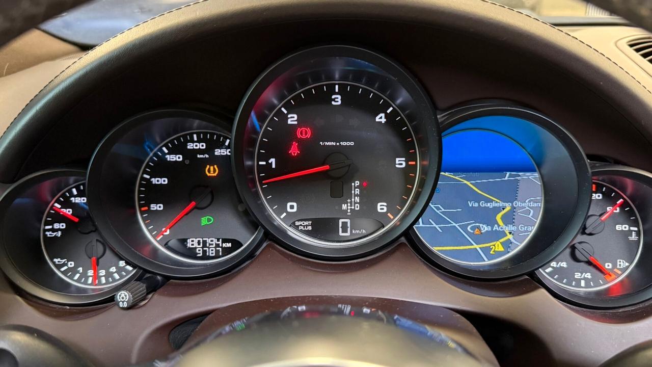 PORSCHE CAYENNE 3.0 DIESEL 2016 PLATINUM EDITION