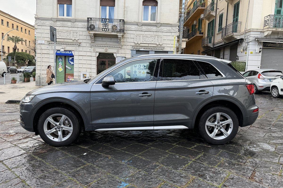 AUDI Q5 40 TDI quattro S tronic Business