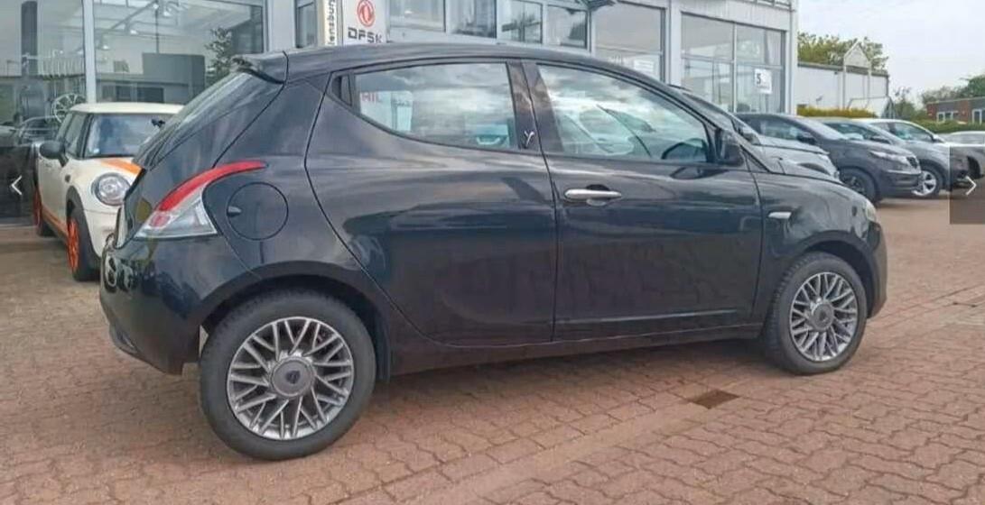 Lancia Ypsilon 1.2 69 CV 5 porte S&S Elefantino ok neo patentati