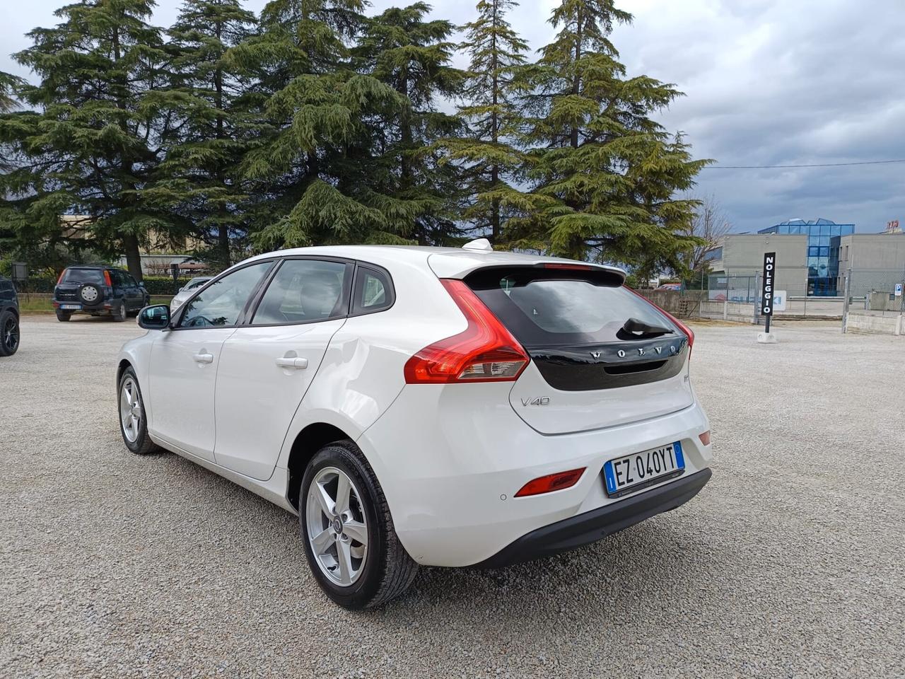 Volvo V40 D2 1.6 Momentum Tua a 169€/*mese