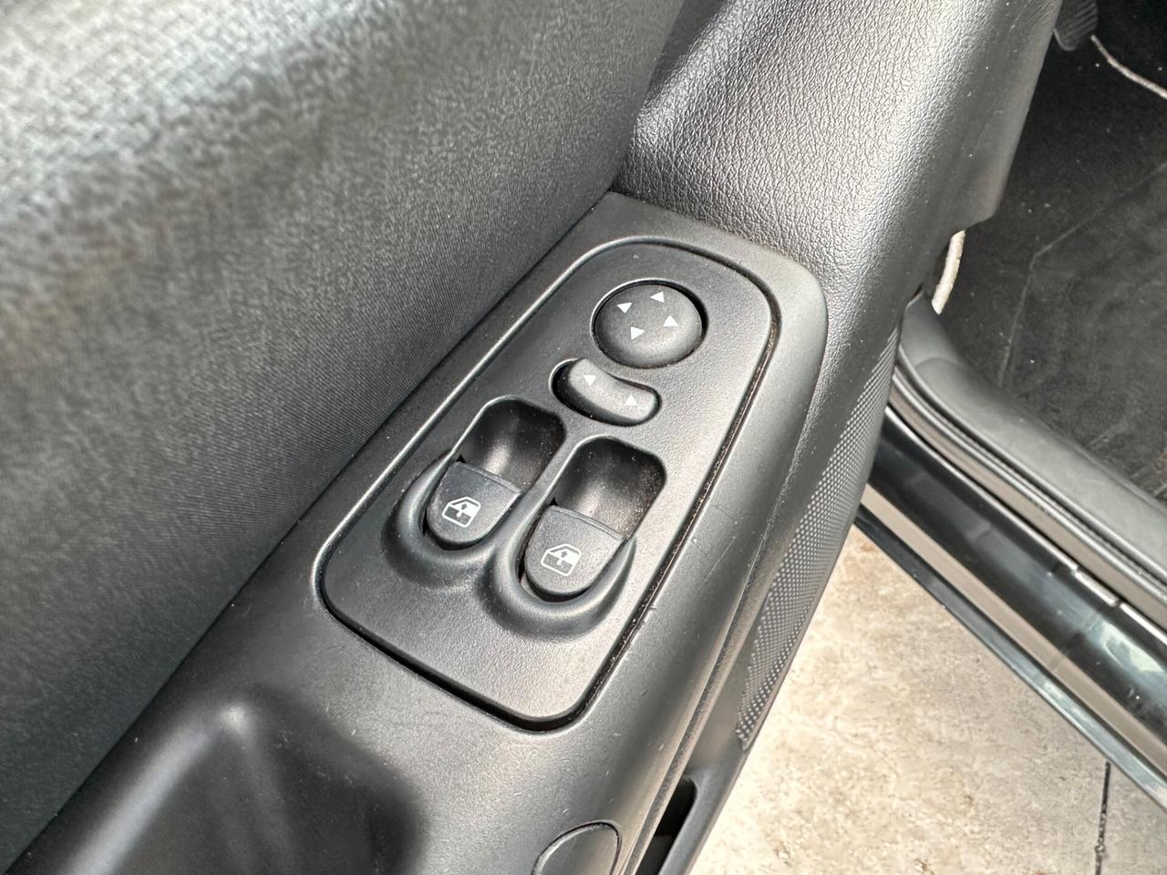 Lancia Ypsilon 1.3 MJT 75 CV New Oro