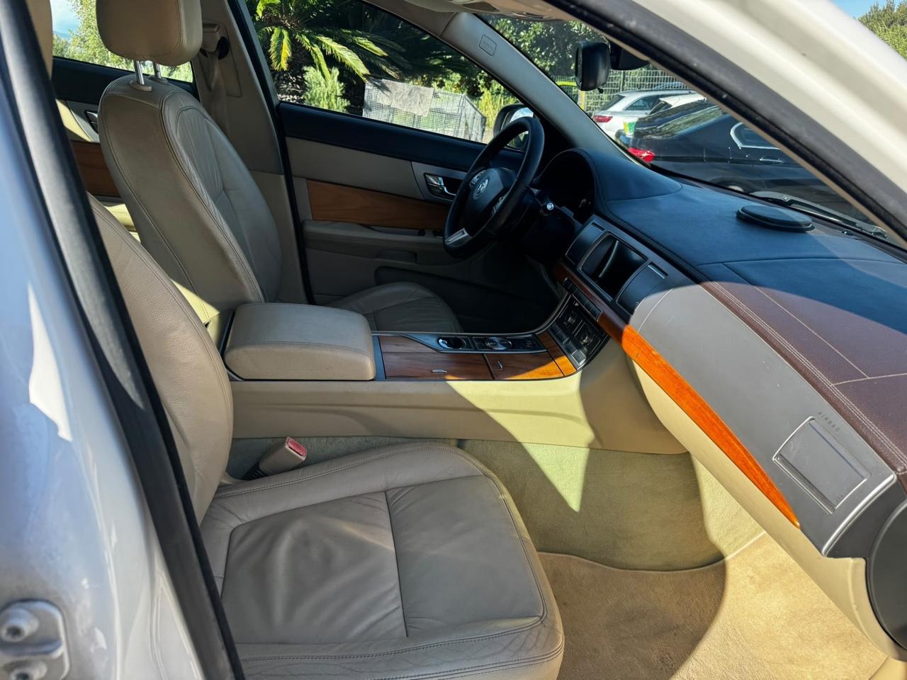 Jaguar XF 2.7D V6 Premium Luxury tagliandata e fatta distribuzione