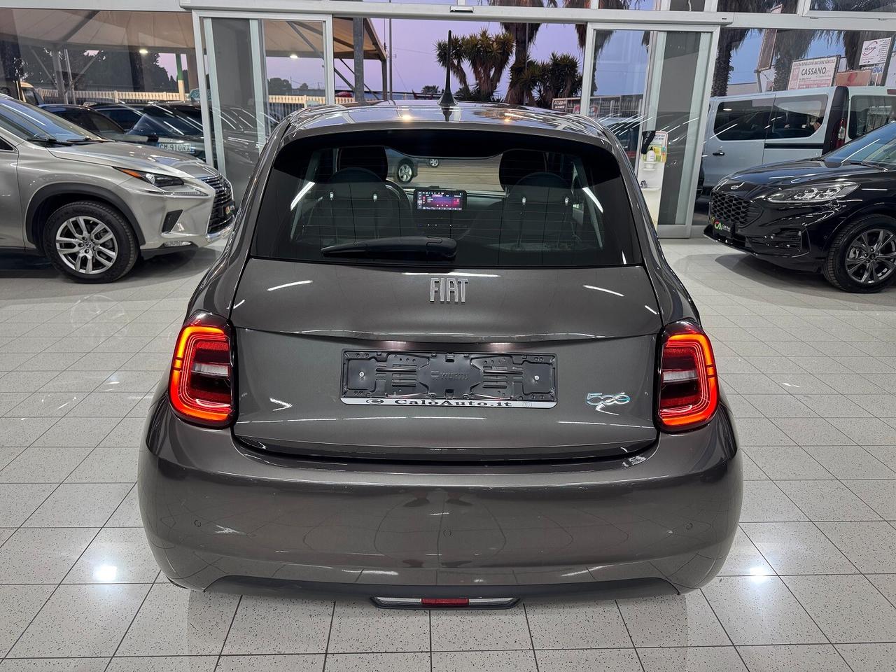500e 42 kWh FUL LED SENSORI SUPER BELLA