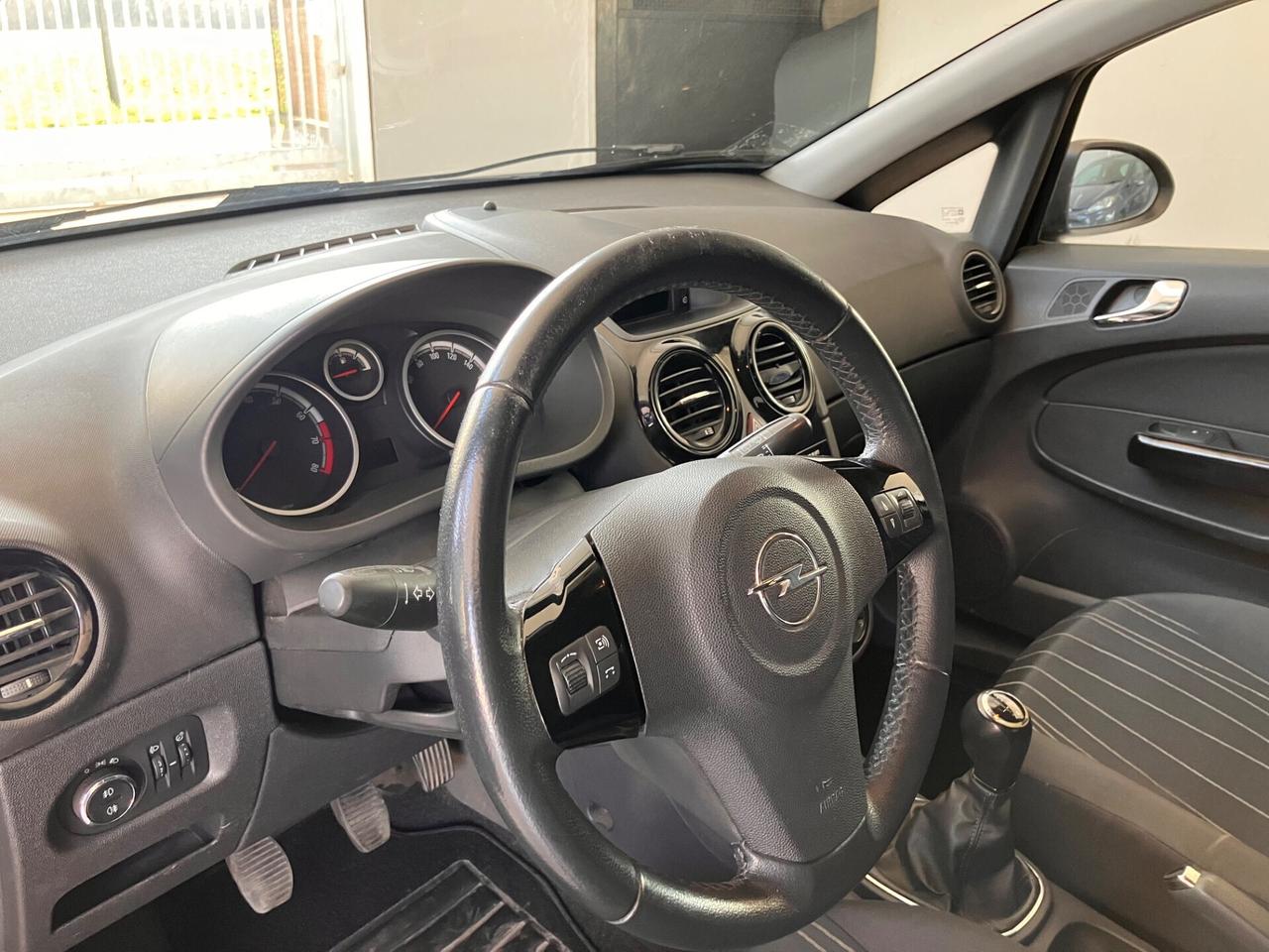 Opel Corsa 1.2 5 porte Cosmo NEOPATENTATI