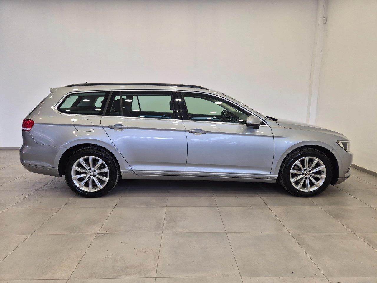 Volkswagen Passat Variant 1.6 tdi Business 120cv - NEOPATENTATI - ACC/Lim - Carplay - Sens. Park.