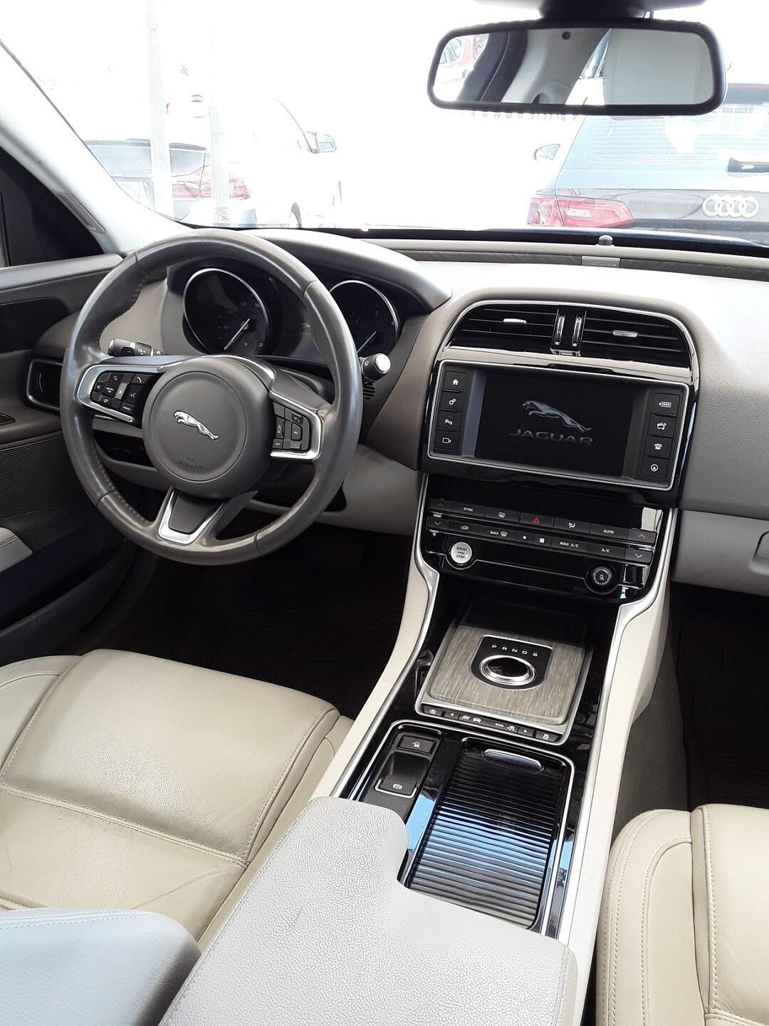JAGUAR XE 2.0 TDI da vetrina