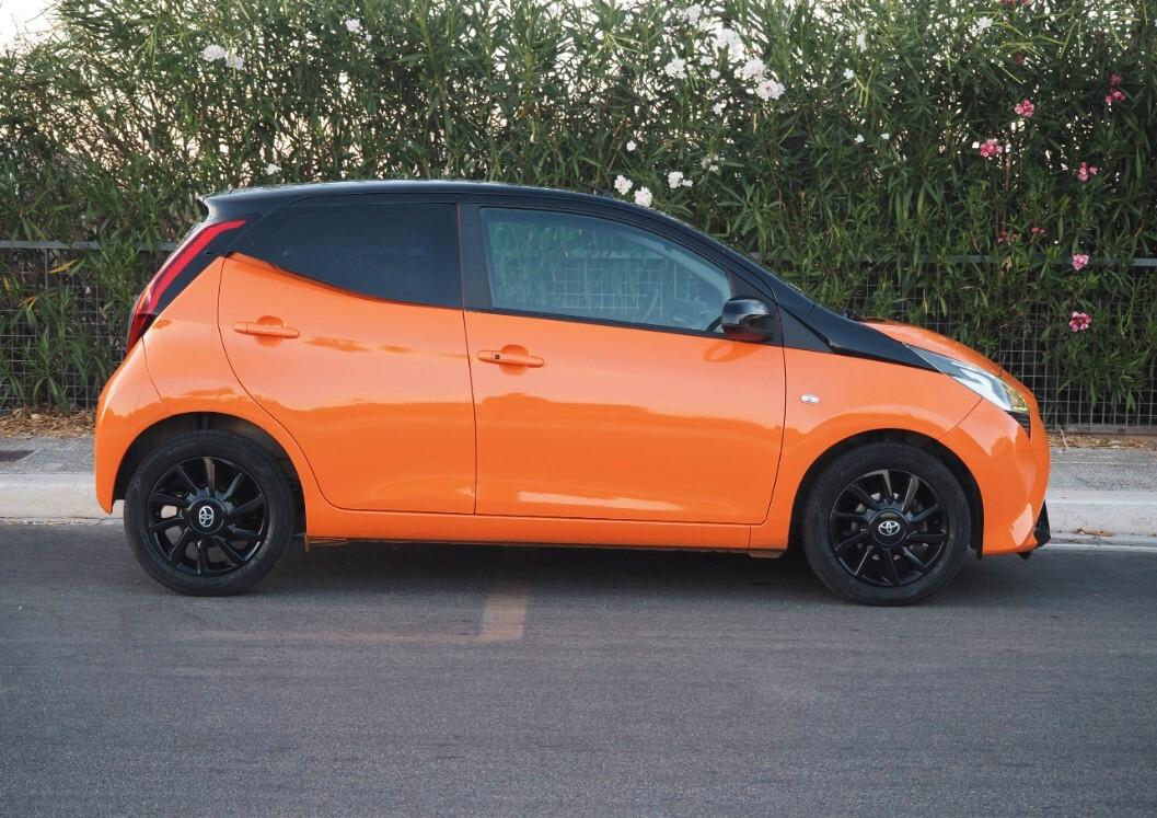 Toyota Aygo Connect orange 1.0 VVT-i 72 CV 5 porte x-wave