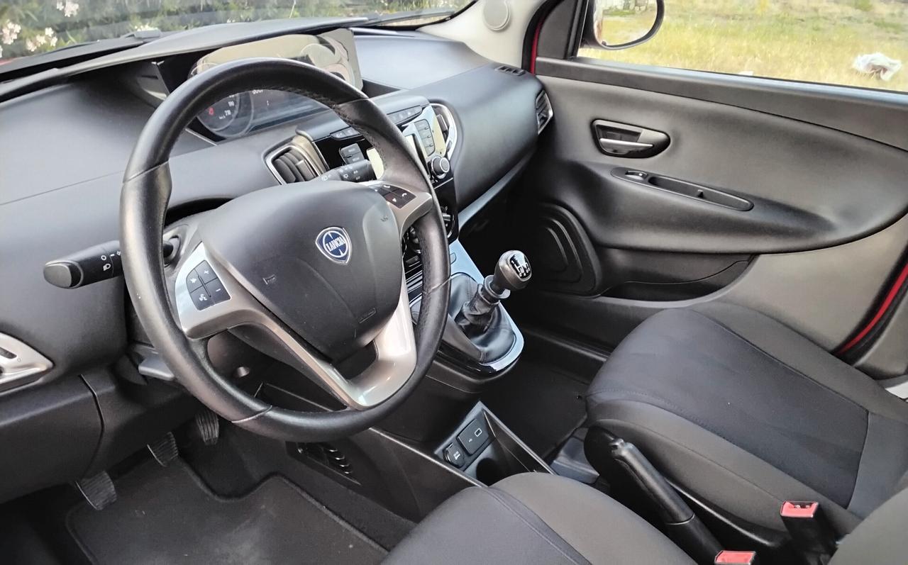 Lancia Ypsilon 1.0 FireFly 5 porte S&S Hybrid Ecochic Silver