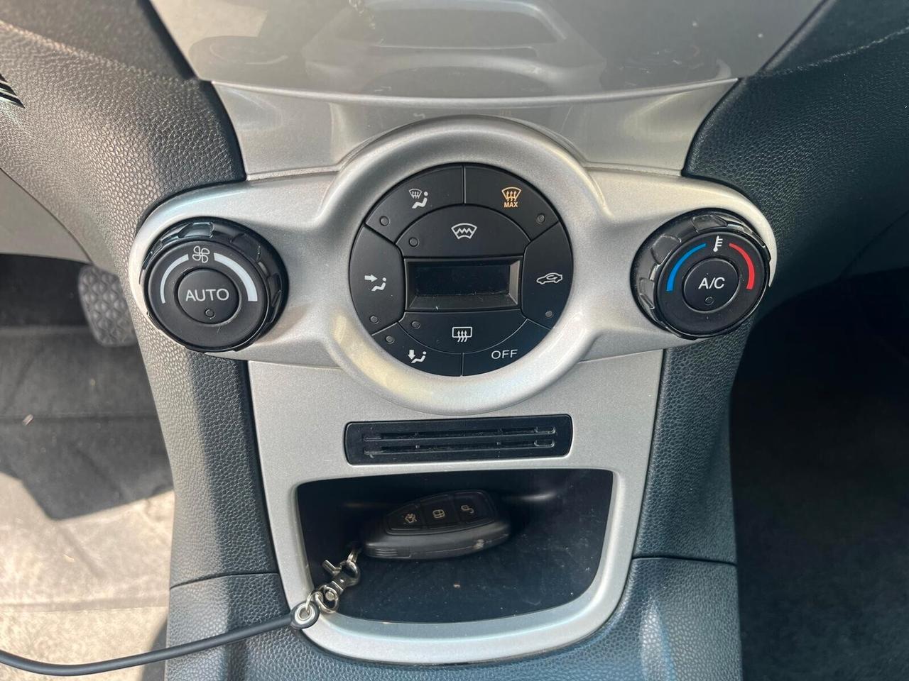 Ford Fiesta Titanium 1.4 5 porte Bz.- GPL