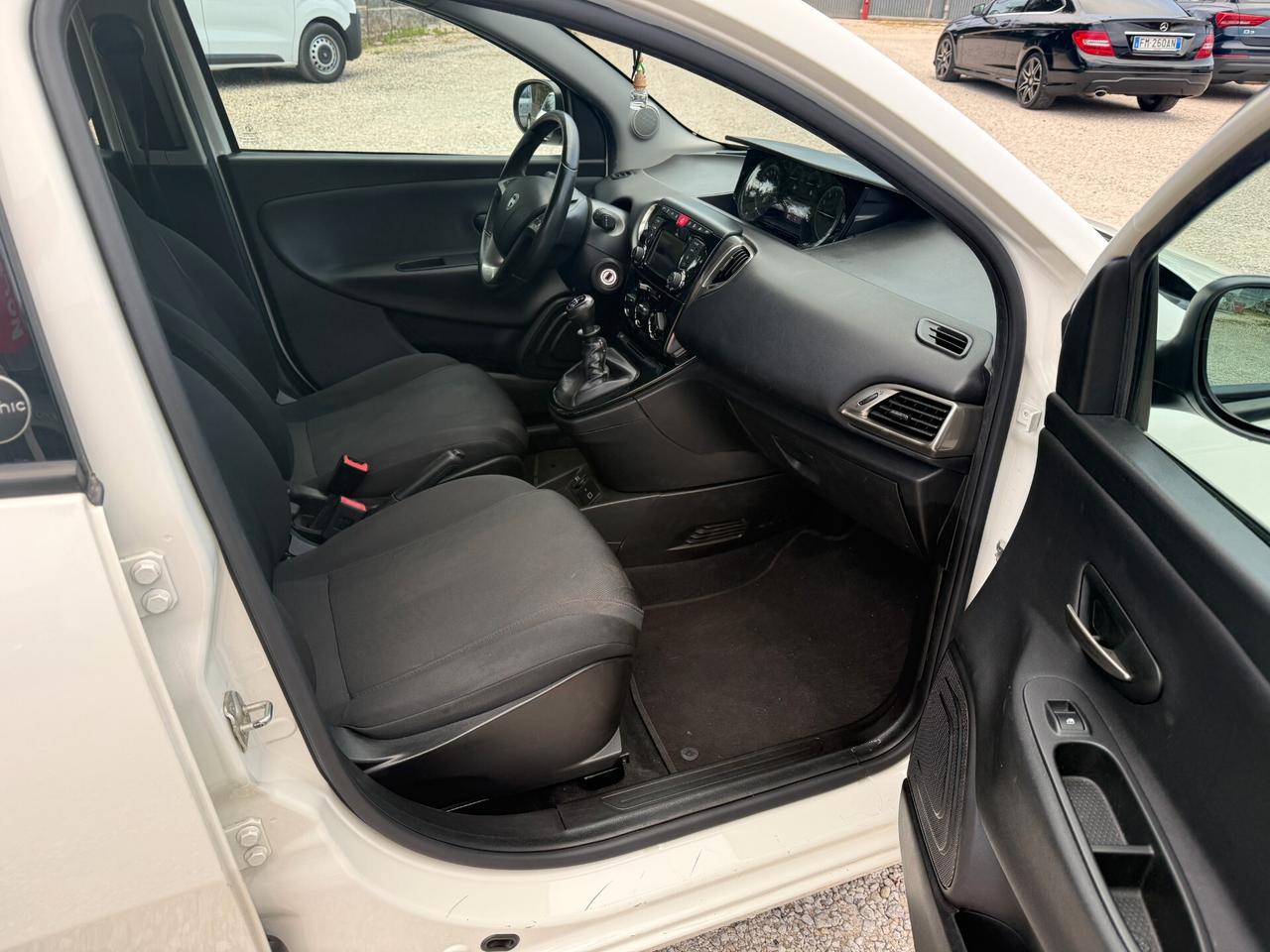 Lancia Ypsilon 1.0 FireFly Hybrid Ecochic Gold 50.000 KM