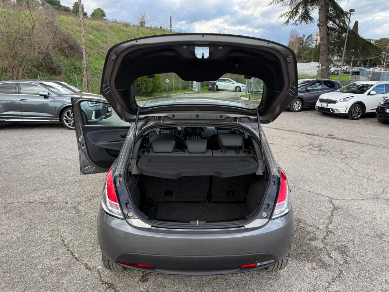 Lancia Ypsilon 1.0 FireFly 5 porte S&S Hybrid Ecochic Silver