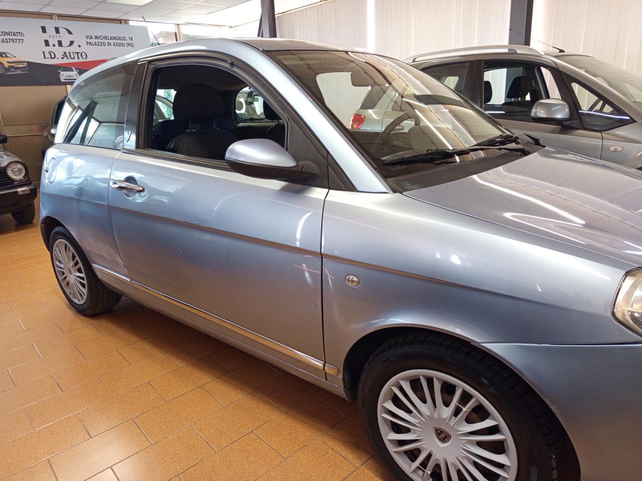 Lancia Ypsilon 1.2 Argento 121 Mila chilometri ok neopatentati