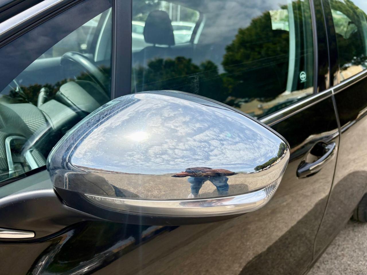 Peugeot 208 Allure 1.6 Blue HDI 75 #10654