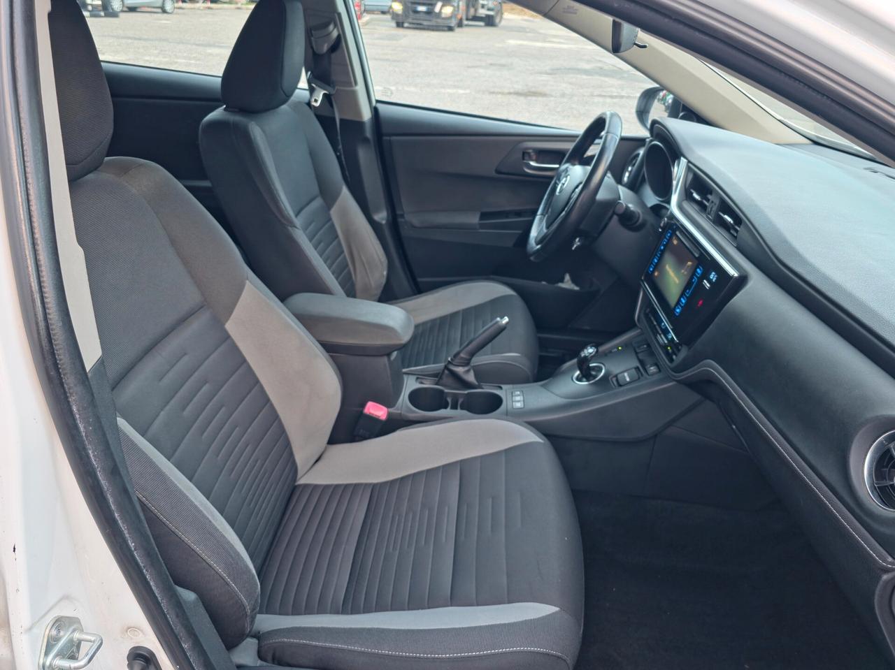 Toyota Auris Touring Sports 1.8 Hybrid Lounge 2015-E6B Automatico NEO