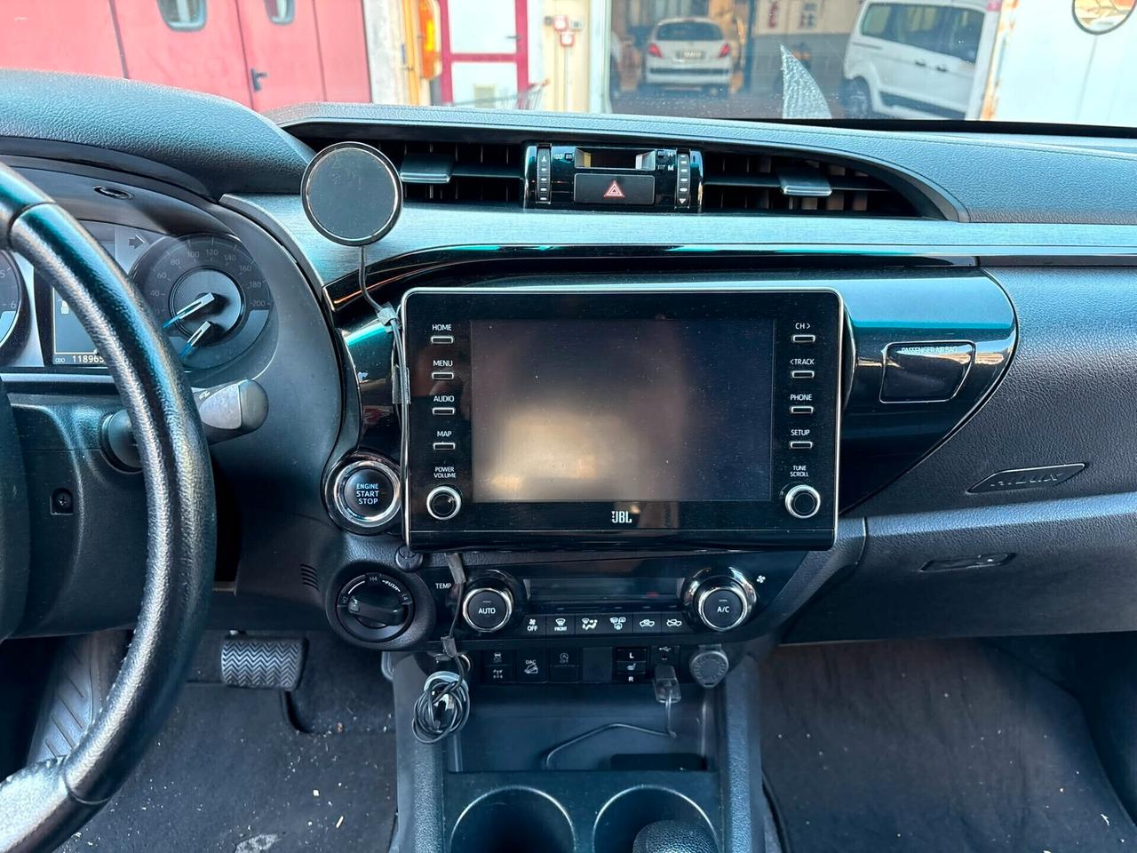 Toyota Hilux 2.4 D-4D A/T 4WD 4 porte Double Cab Invincible