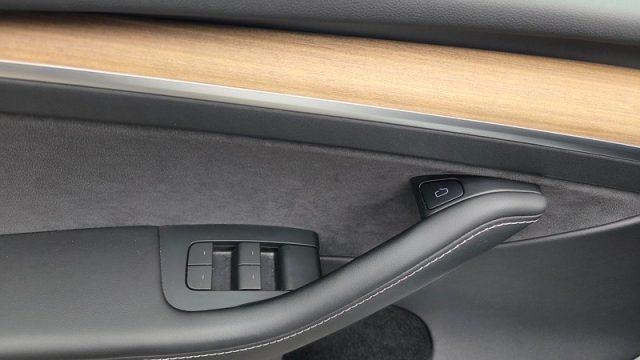 TESLA Model Y RWD PERMUTE UNICOPROPR. OK NEOPAT. GANCIO TRAINO