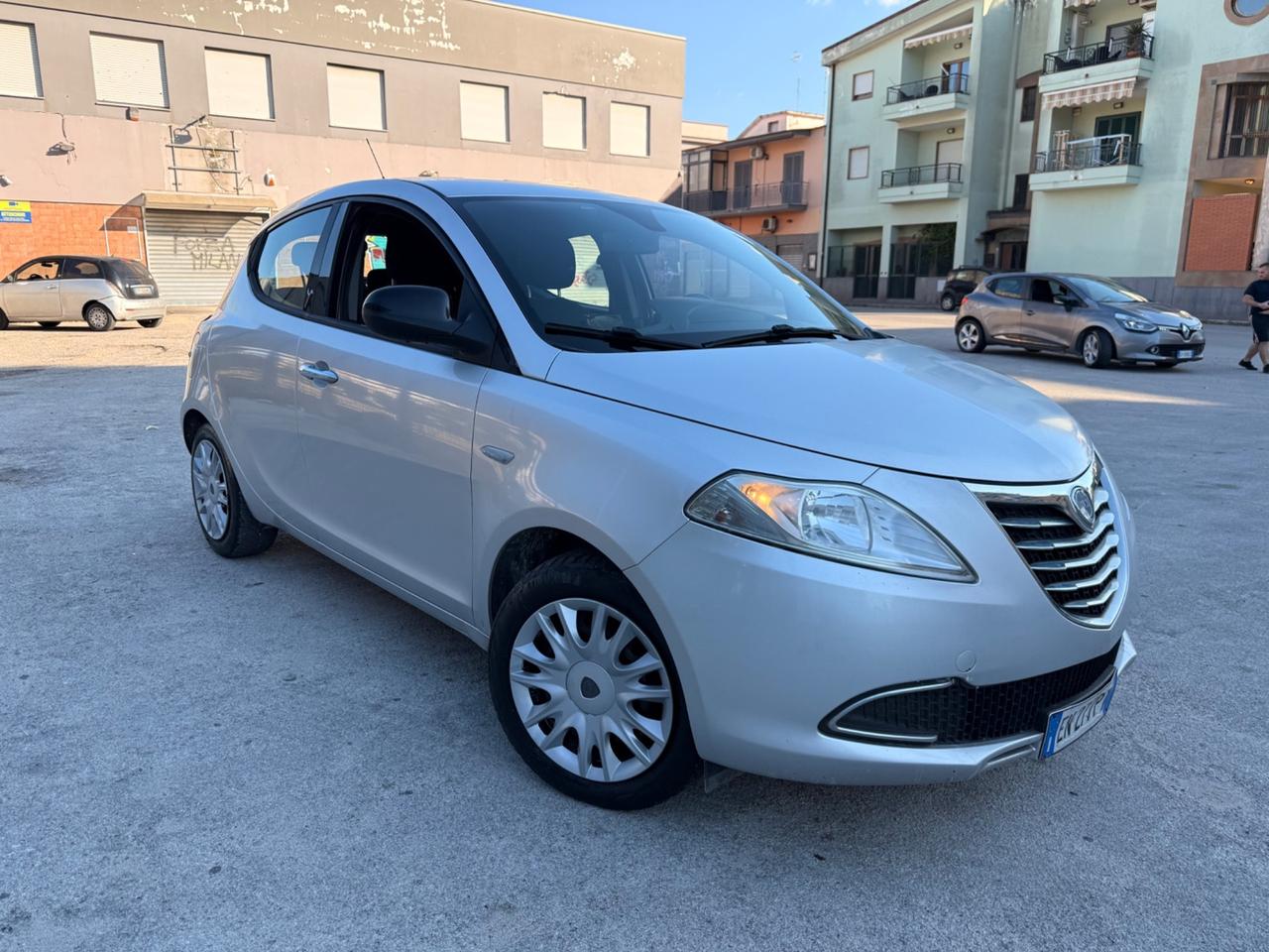 New Lancia Ypsilon 1.2benz 5portGPL Gold Full Perfett