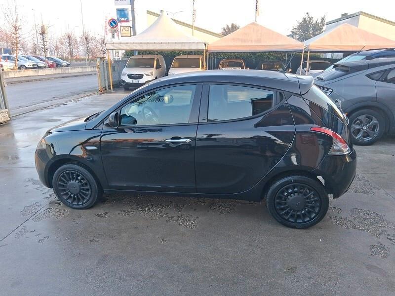 Lancia Ypsilon 1.0 FireFly 5 porte S&S Hybrid Silver